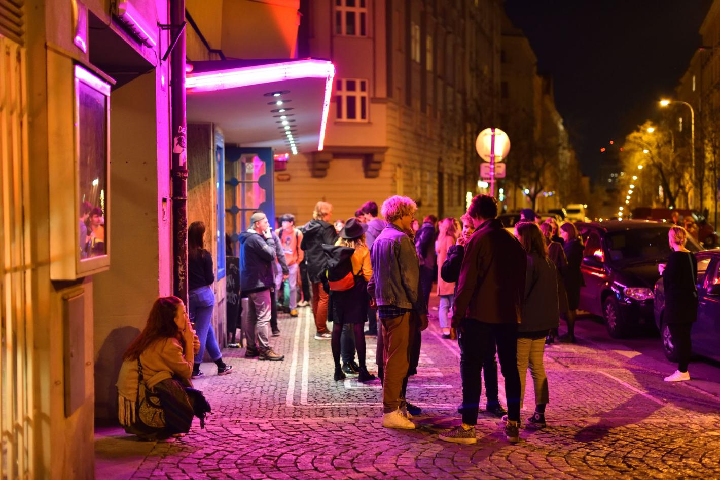 Златна Прага посича туристите със забрана