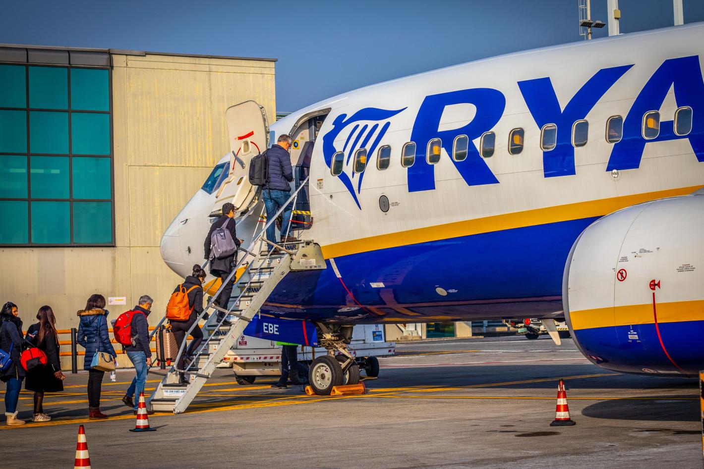 Ryanair заплашва да ореже 1 млн. места за полети до Испания