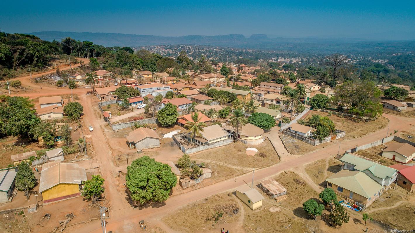 Вижте един от най-дългите и тесни градове в света