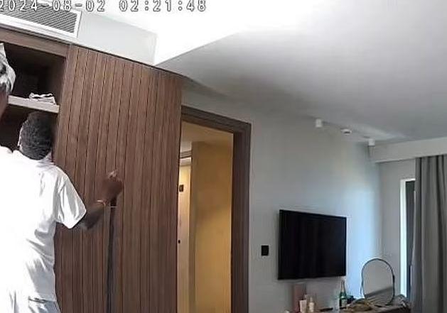 Хотелски чистач направи нещо много гнусно в стаята на туристи ВИДЕО