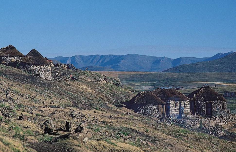 Това е единствената държава в света, намираща се на над 1000 м надморска височина