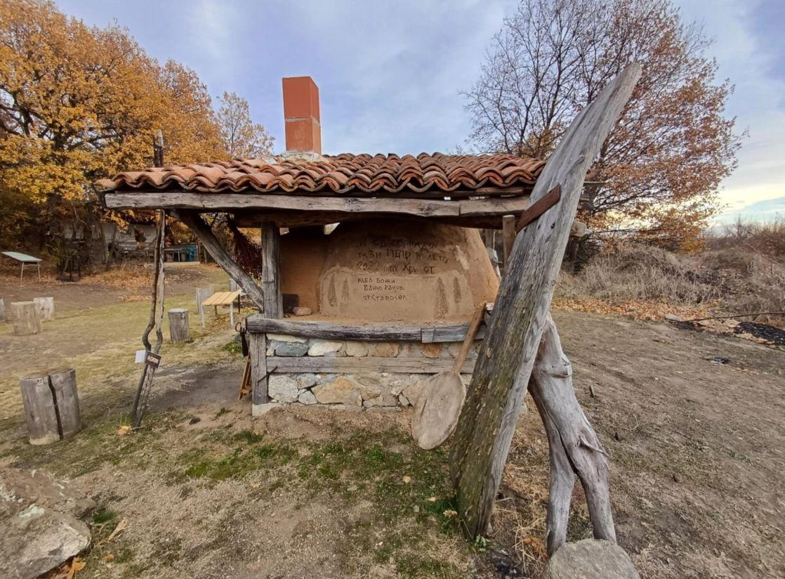 Изумителен храм се крие край прочутата гробница в Старосел