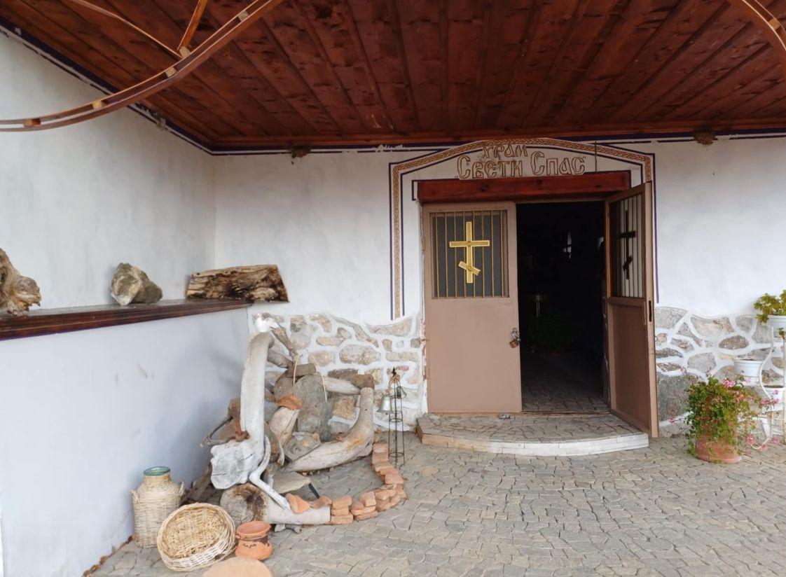 Изумителен храм се крие край прочутата гробница в Старосел