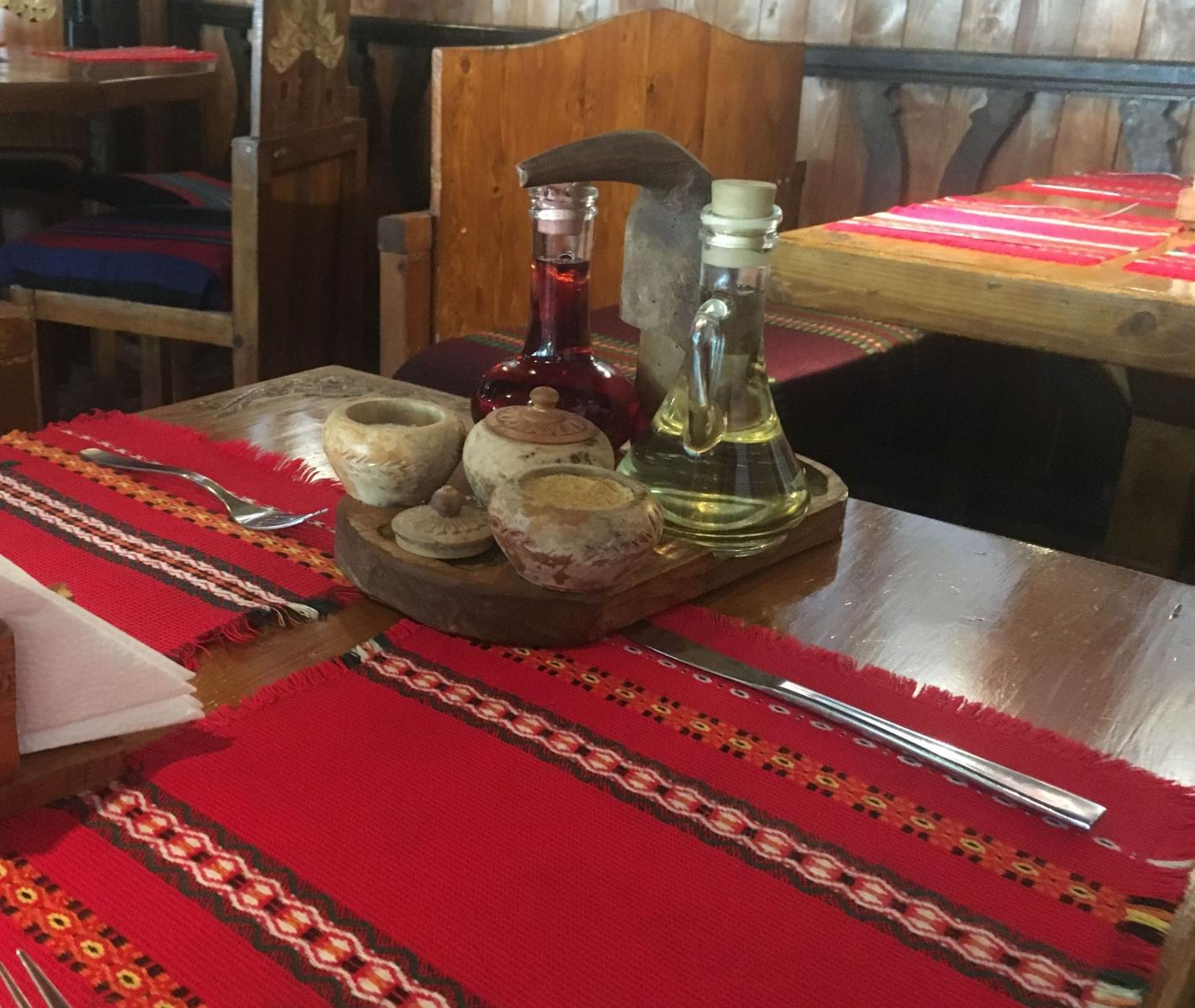 Така туризъм не се прави: Първо салатата, после приборите, по някое време и питиетата…