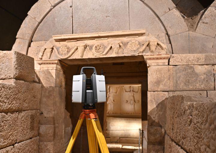 Уникалната гробница с кариатидите край наше село