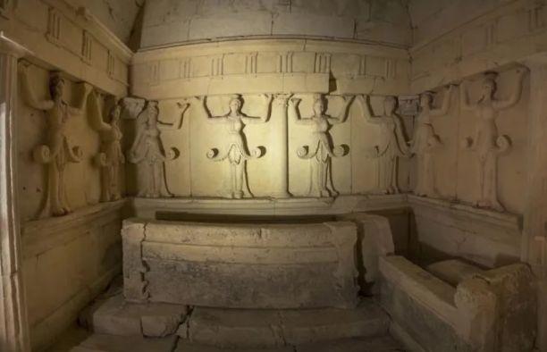 Уникалната гробница с кариатидите край наше село