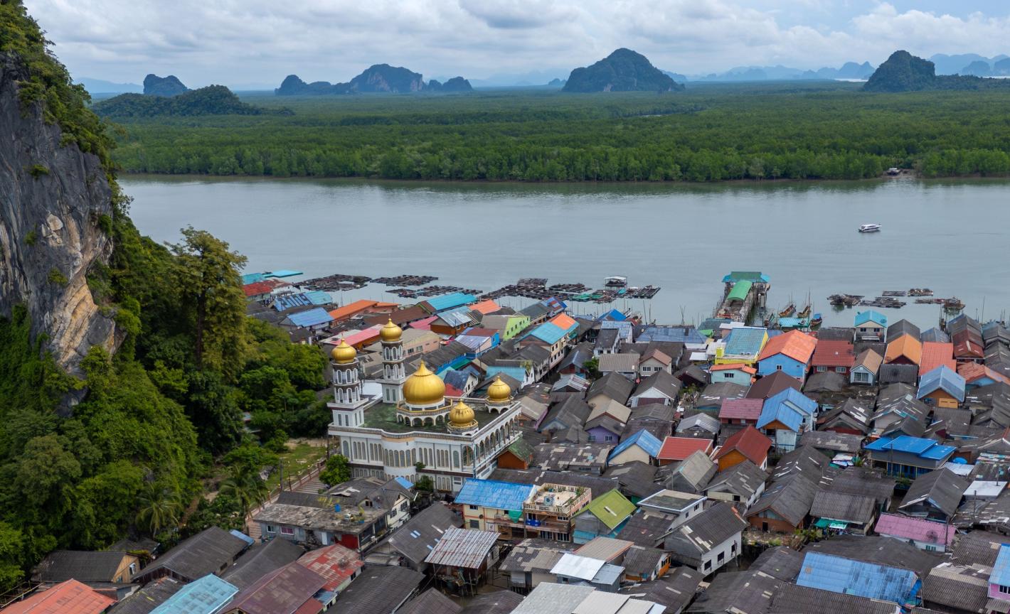 Изумително село, носещо се във водата на райско място