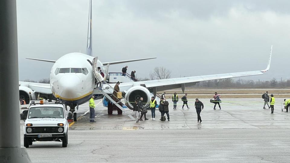 Обявиха минималните стандарти за обслужване на пътници на столичното летище
