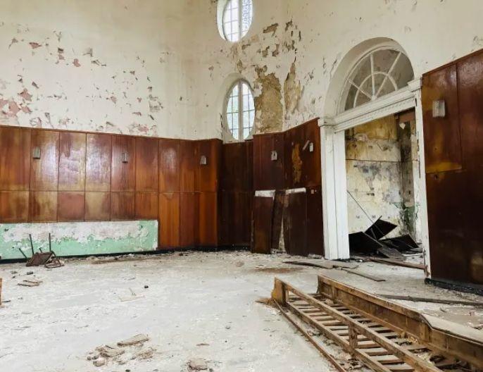 Първото казино в България тъне в разруха