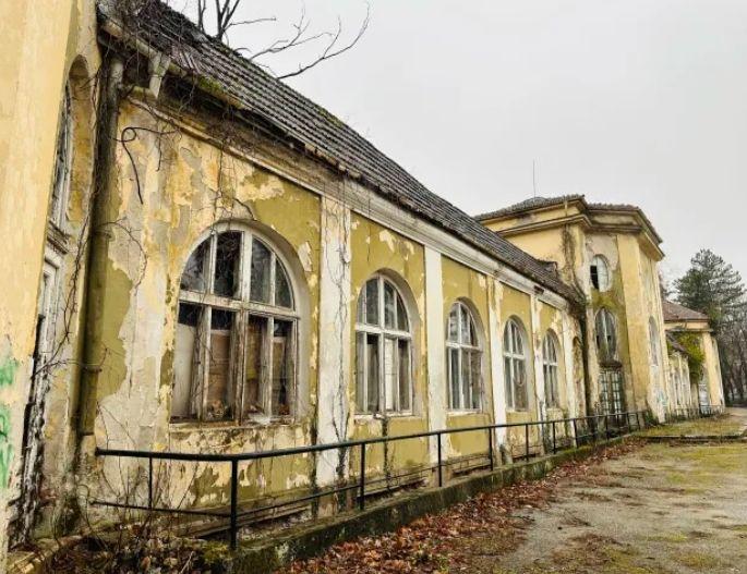 Първото казино в България тъне в разруха