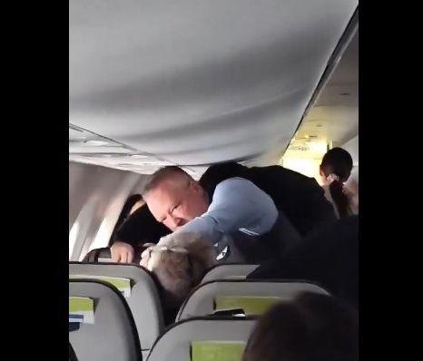 Стюард наби мъж, който нападна пътничка в самолет! ВИДЕО