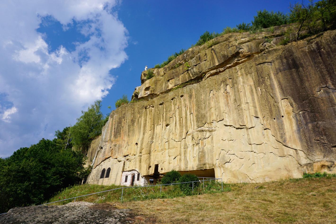 Най-старият скален манастир в Румъния - чудо от камък