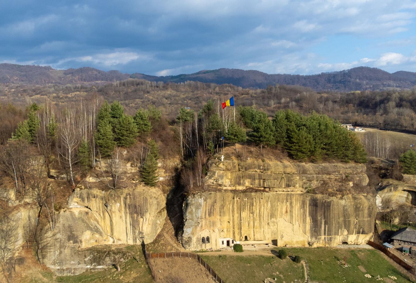 Най-старият скален манастир в Румъния - чудо от камък