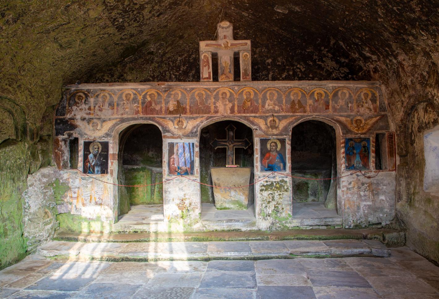 Най-старият скален манастир в Румъния - чудо от камък