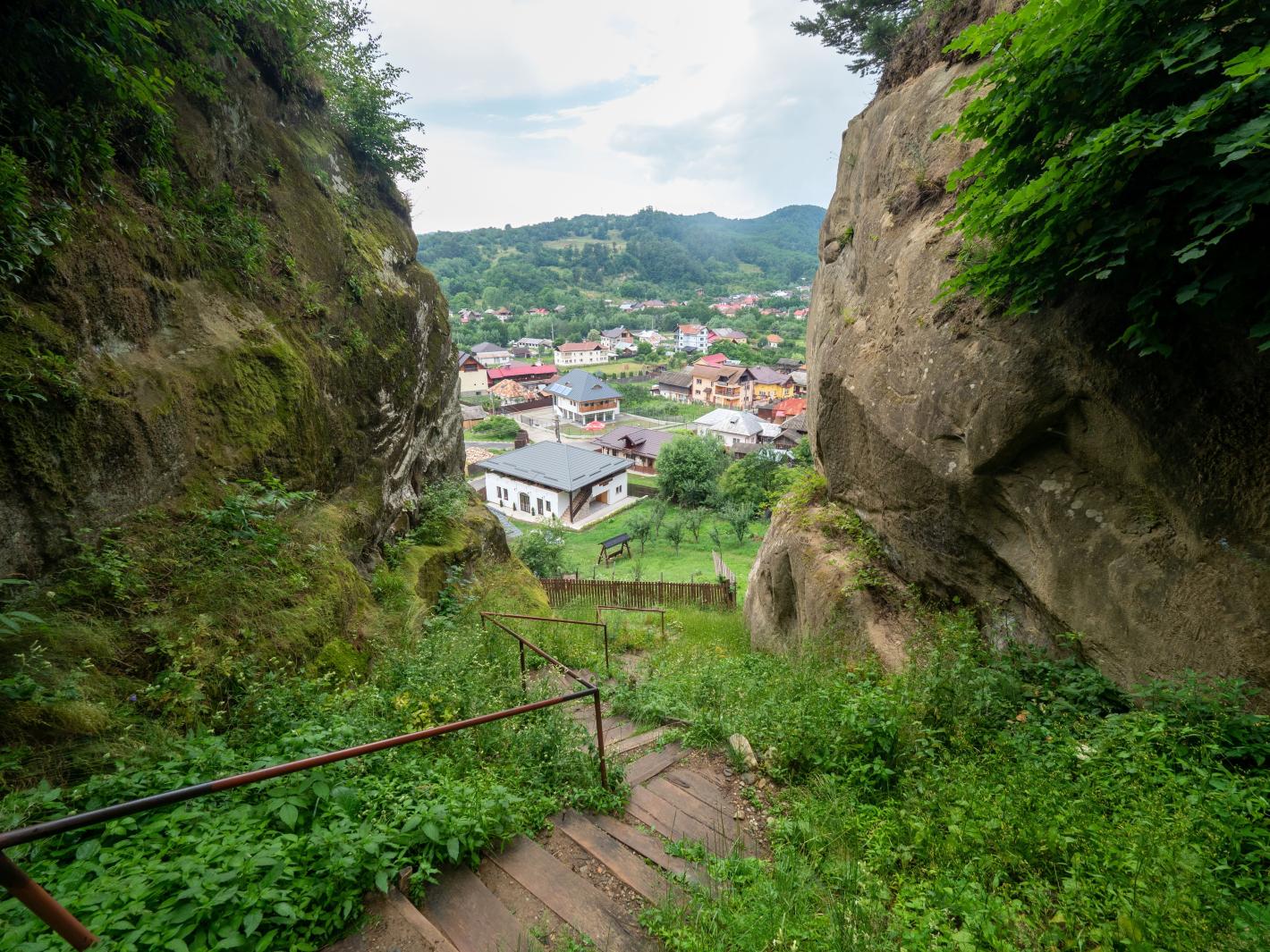 Най-старият скален манастир в Румъния - чудо от камък