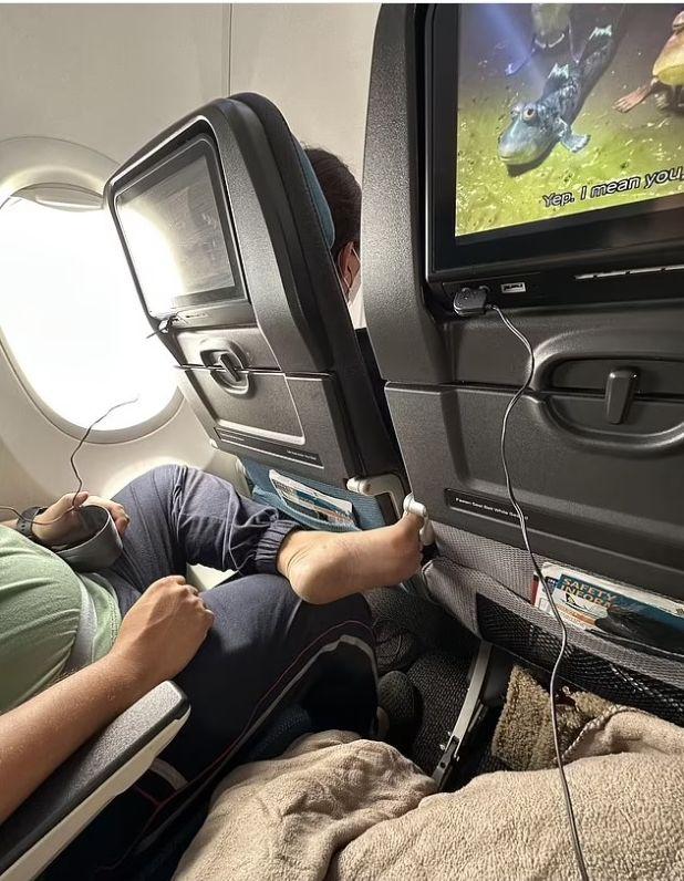 Пътник скандализира с постъпка в самолета,  навири си голите... СНИМКА