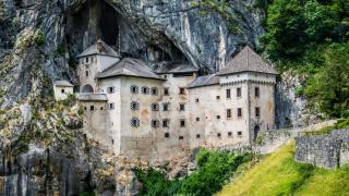 Най-големият пещерен замък в света, обитаван от духа на именит разбойник