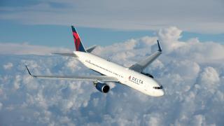 Мъж нахапа пътници по време на полет, ето какво последва