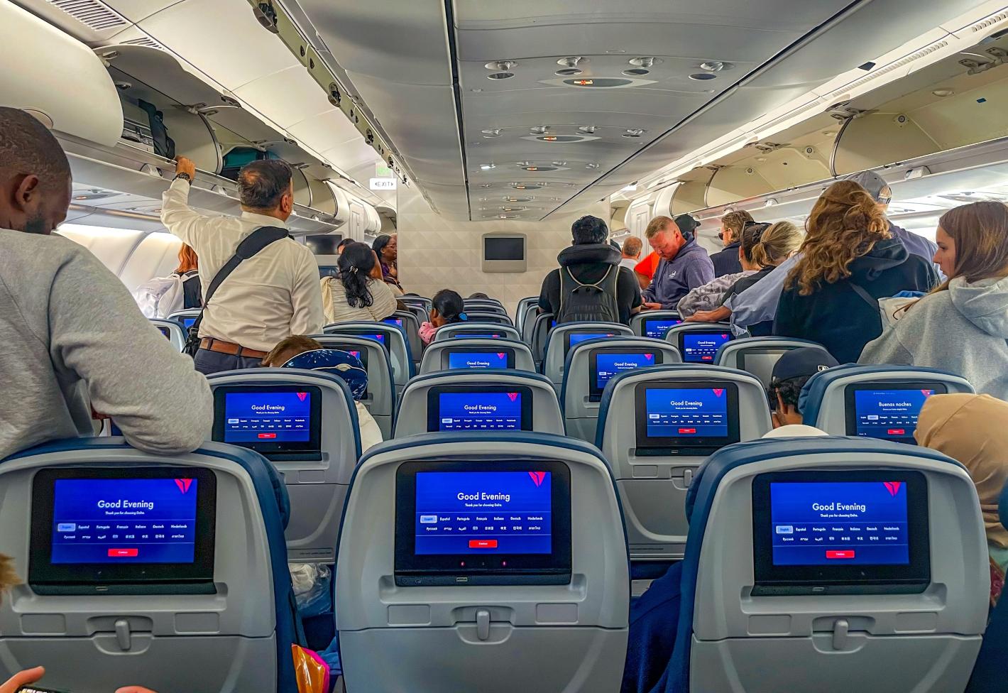 Мъж нахапа пътници по време на полет, ето какво последва