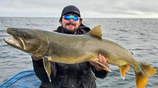 Рибар улови езерен овъглен с дължина над 1 метър и постави нов рекорд