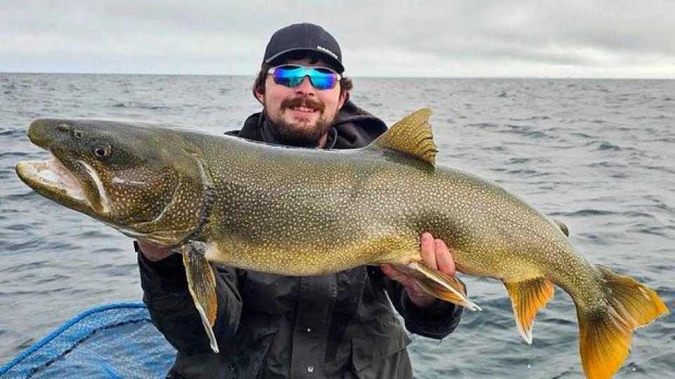 Рибар улови езерен овъглен с дължина над 1 метър и постави нов рекорд