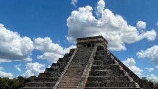 Скандално! Турист направи немислимото със свещена пирамида на маите ВИДЕО