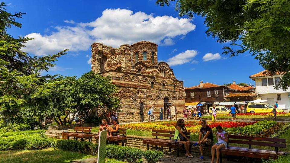 България с над 5 пъти повече туристи от Румъния, хвалят ни в Букурещ