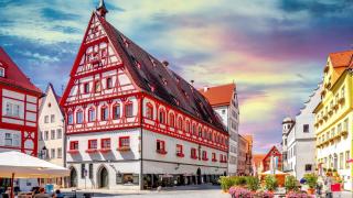 Този град е бижу - буквално, намира се в кратер и е покрит с диаманти