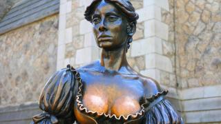 Сложиха охрана на статуя заради перверзници