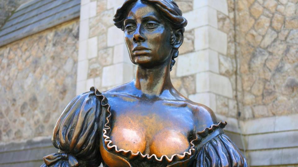 Сложиха охрана на статуя заради перверзници