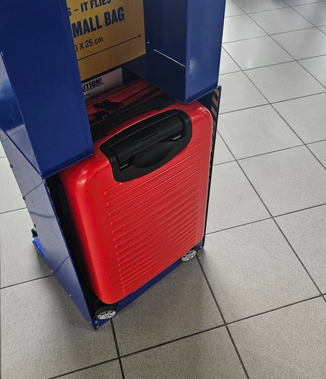 Ужас с багажа на пътниците на Ryanair в София СНИМКИ