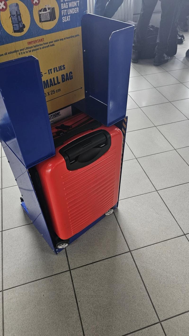 Ужас с багажа на пътниците на Ryanair в София СНИМКИ