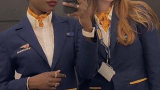 Контраст: Руса стюардеса и тъмнокожата й колежка плениха абонатите с тази снимка