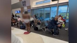 Пътничка в самолет се съблече на летището заради конфликт с мъж ВИДЕО