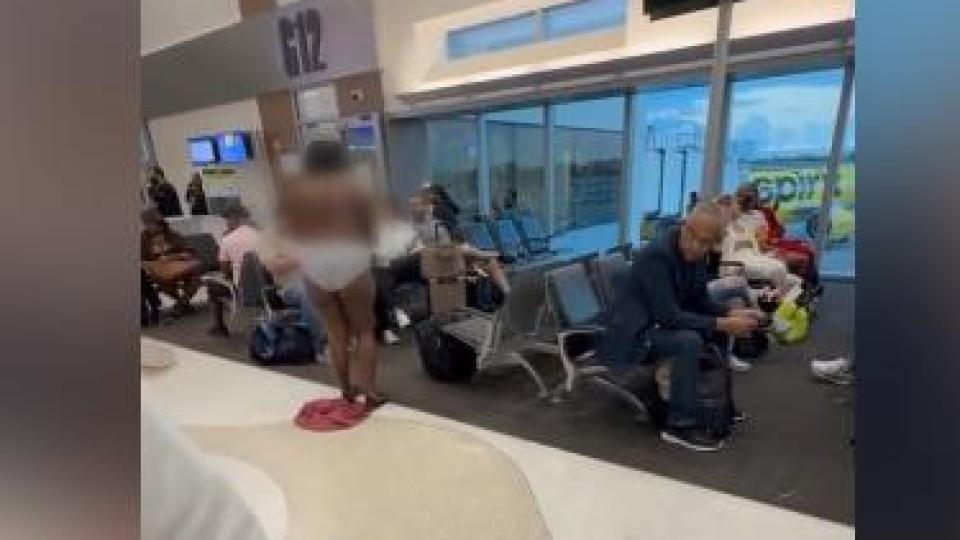 Пътничка в самолет се съблече на летището заради конфликт с мъж ВИДЕО