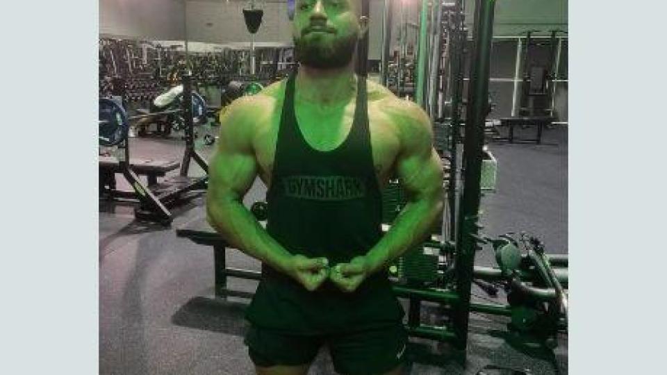 Намерил къде! Гол товарач на багаж чупи стойки в двигателя на самолет СНИМКИ