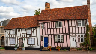 "Селото с кривите къщи" от Хари Потър пленява с уникална архитектура и богата история СНИМКА