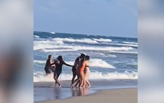 Турист спаси удавник в морето и стана герой ВИДЕО