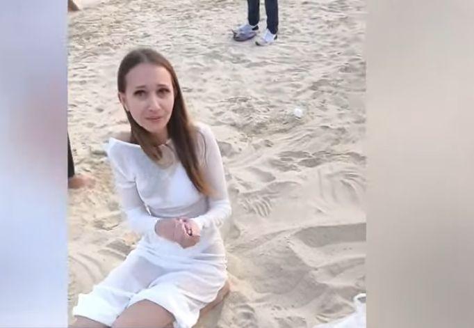 Туристка изгуби диамантен пръстен на пясъчен плаж, ето какво последва ВИДЕО