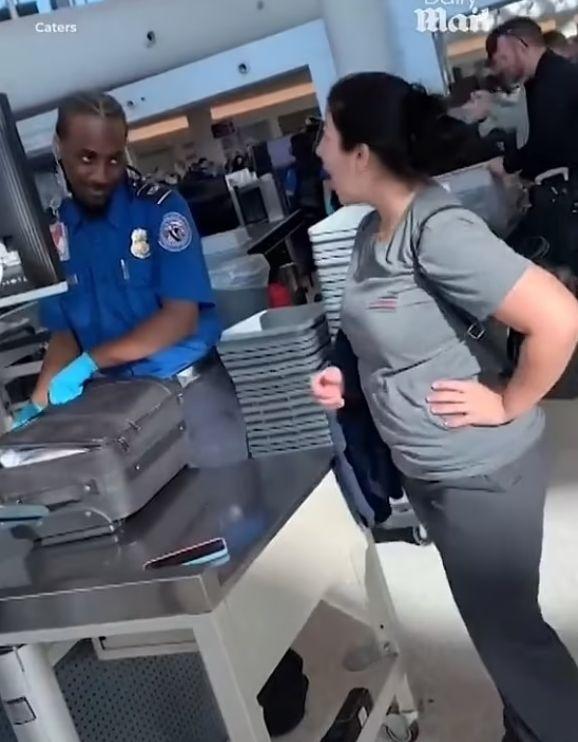 Когато охраната на летището отвори багажа ѝ, тя щеше да припадне ВИДЕО