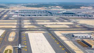 ВИДЕО от невижданата маневра с три самолета на летището в Истанбул