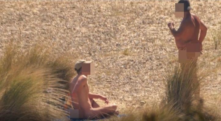 Нудисти превзеха крайбрежен курорт, правят секс на открито 18+