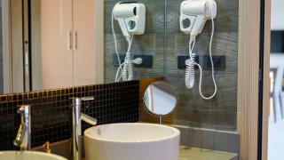 Защо не трябва да използвате сешоара в хотелската стая