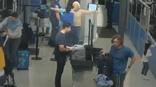 Показно: Как жена са промъкна на борда на пътнически самолет без билет ВИДЕО