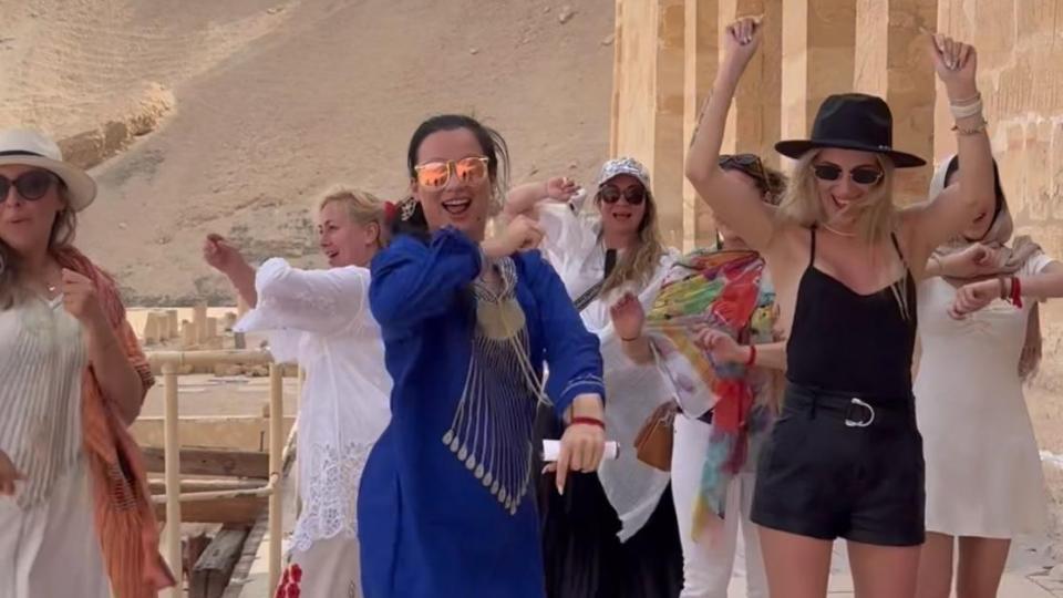 Българки направиха голямо зрелище пред древноегипетски храм