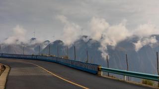 Peĸaтa нa peĸopдитe пocpeщa пopeдния cи oтличниĸ - нaй-виcoĸия мocт в cвeтa ВИДЕО