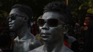 Сребърните мъже на Индонезия и техният срам