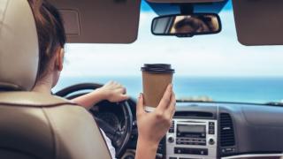 При комшиите: пиенето на кафе при шофиране се наказва с глоба