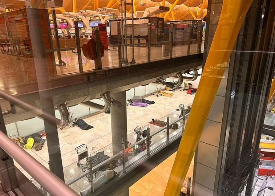 Таен град на бездомници - в какво се превърна голямо летище в Испания