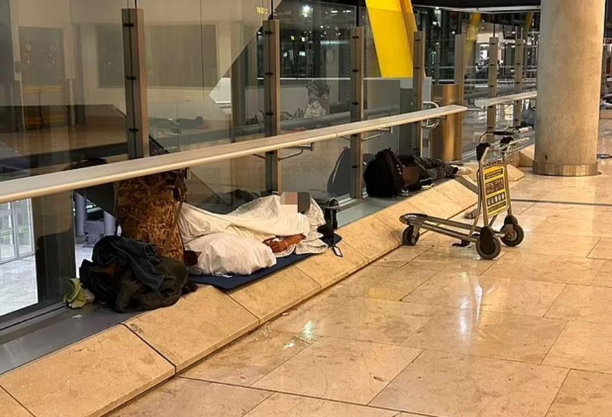Таен град на бездомници - в какво се превърна голямо летище в Испания
